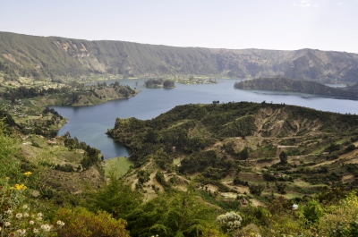  Lake view in the Wenchi Crater, Ethiopia (DeDuijn (Wikimedia))  CC BY-SA 
Infos zur Lizenz unter 'Bildquellennachweis'